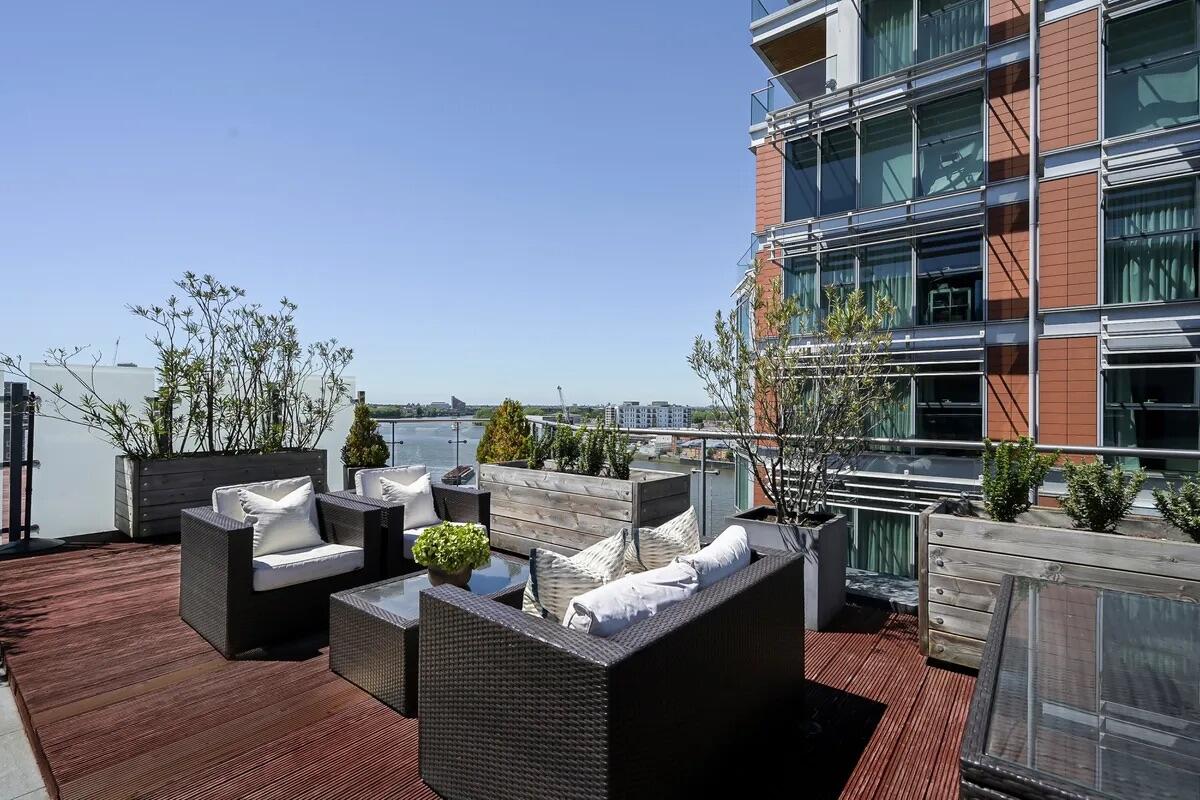 3 bed property in Battersea Reach, London
